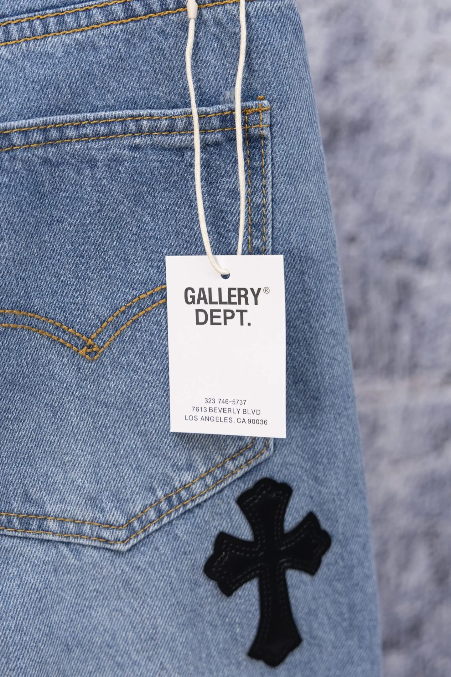 💰270 GALLERY DEPT. Vintage multi-leather splicing cross loose washed flared jeans to truly restore the ultimate texture of Vintage. Original hardware accessories, washed and other elevators, QR code analysis are all purchased from the original factory, high degree of restoration, you are welcome to compare the products~ Three-dimensional version Loose and comfortable, not picky about the figure, taller and slimmer, factory Seiko, original factory quality control, same style for men and women, can be matched with couples, versatile recommendation, must-have jeans for all seasons Size: 28-30-32-34 Color: blue gray